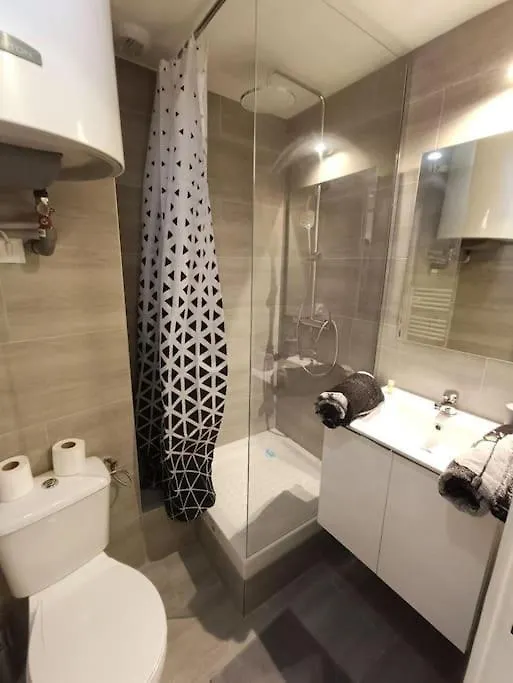 Appartement Tout Equipe 2 A 4 Couchages St Charles Marseille 0*,  France